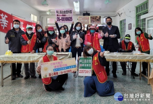 華山基金會於五條港安西府舉辦「千歲護佑、溫暖孤老心」公益活動，來賓除捐款支持響應，亦與在地孤老包水餃、慶賀新年。