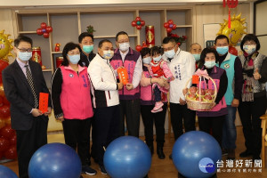 侯友宜14日前往永和區中興公共托育、托老中心及永康老人長照中心關懷慰問