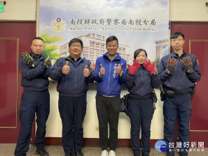 議員張嘉哲支持警力添置手套。（南投分局提供）