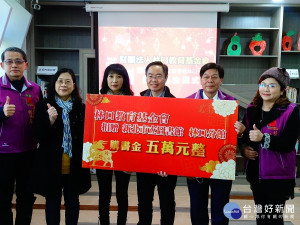 新北市立圖書館館長王錦華、議員蔡淑君、林口教育基金會董事長陳世忠、總幹事蘇瑞泉、以及林口國中校長徐淑芬等出席贈書儀式