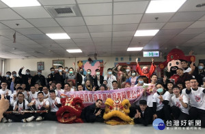 替代役公益大使團抵南投醫院附設護理之家演出。（南投醫院提供）