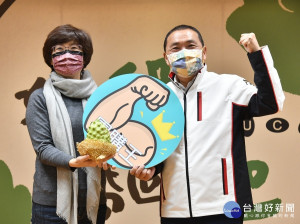 新北市長侯友宜15日與台東縣長饒慶鈴出席「零接觸經濟 好釋帶回迦」新北、台東共同行銷釋迦記者會，大力推薦台東縣特有美味釋迦 （記者黃村杉攝）