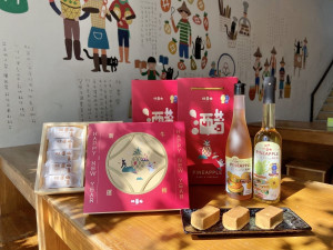 南部知名鳳梨酥推出限量牛轉新運鳳梨酥禮盒、獲得世界食品品質評鑑大賞（Monde Selection）的金牌鳳梨醋禮盒，大紅色的外包裝非常搶眼。