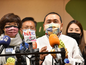 新北市長侯友宜15日出席「零接觸經濟 好釋帶回迦」新北、台東共同行銷釋迦記者會，接受媒體聯訪（記者黃村杉攝）