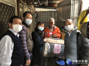 南投地檢署與更生南投分會共同關懷更生弱勢家庭送年禮。（南投檢方提供）