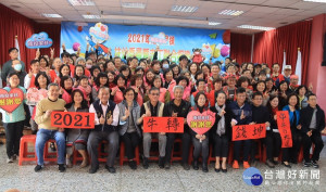 南投家扶扶幼委員志工齊聚迎新年。（記者扶小萍攝）
