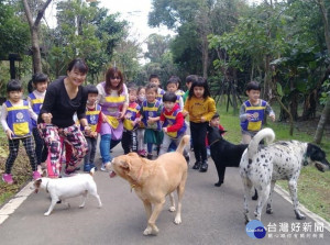 園長蔡清雯在幼兒園內收養了多隻流浪狗，營造動物友善環境，陪伴孩子們成長，並教育孩子們正確動保觀念