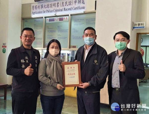 雲林警方視民如親，透過跨國服務，為人在澳洲因疫情無法回國申辦良民證的青年完成驗證，順利製發讓其免於因逾期居留而被遣返。