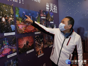 新北市觀旅局特地舉行耶誕攝影大賽，希望透過影像重現新北歡樂耶誕城的美好，即日起於市府1樓東側大廳展出，希望讓更多人看見 （記者黃村杉攝）