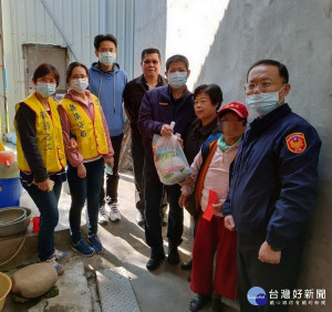 集集警察分局結合警察志工及集集所警友站站長發寒冬送暖、關懷活動。