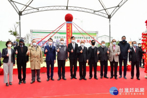 行政院長蘇貞昌出席「郵政物流園區-北臺灣郵件作業中心及訓練中心新建工程開工動土典禮」與來賓們合影。