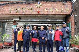 左起陳進裕副所長、志工分隊長曾燕、義警分隊長莫有海、市議員劉美芳、大觀所長鍾明豐、民防中隊長楊三雄、中山里長林爽、熱心人士林旺慶