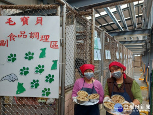 善心物資源源不斷湧進新北市政府動保處8所動物之家，員工將民眾捐贈豬牛肉末巧手加工成香噴噴佳餚，毛寶貝吃的津津有味