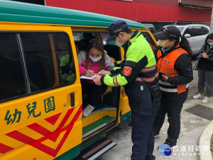 臺北區監理所、新北市政府警察局及教育局等單位，昨(18)日下午共同至林口區麗園國小周邊實施學幼童接送車輛擴大聯合稽查