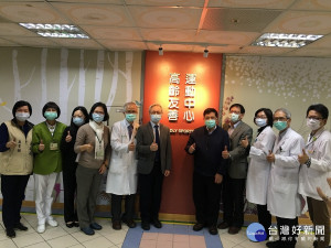 王署長陳副縣長等為竹秀高齡友善運動中心揭牌。（記者扶小萍攝）