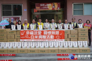 立委許淑華結合會計師全國聯合會、省及台中市會計師公會捐白米。（許淑華服務處提供）