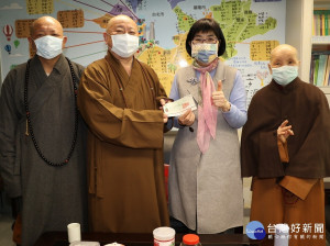 新北市佛教會理事長釋如乘19日偕理監事到社會局捐贈115萬元善款