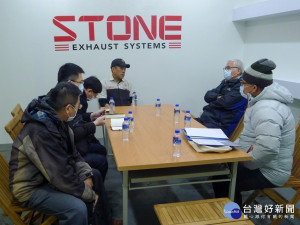 經發局指塭仔圳地區共有883家工廠，市府自109年3月起即由專業團隊進行逐家訪視以瞭解業者需求並協助媒合