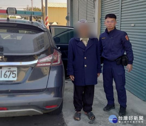 四湖所警員廖峻誠巡勤巧遇老翁電動車故障受困，除協助叫修並載老翁回警所休息喝茶驅寒，更貼心將其平安送返住所。