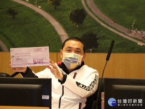 新北市長侯友宜在市政會議中宣布  無名氏再度捐贈2千萬元  累計11年來已捐贈2億1千萬元做公益