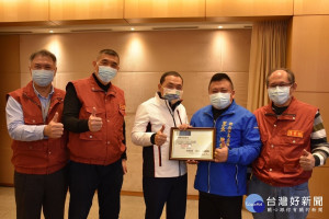 新店區廣興里與烏來區烏來里，率先全台獲內政部韌性社區一星標章認證，廣興里長吳進興與烏來里長周至剛20日於市政會議獻獎