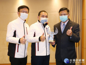 新店高中、新莊國中、五華國小及仁愛國小4校榮獲績優學校獎，另鶯歌工商孔令文校長榮獲活動奉獻獎、清水高中尤曉晴老師榮獲教學傑出獎