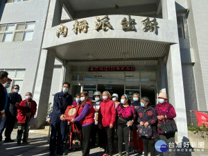 溪警協助地方團體寒冬送暖，弱勢家庭溫馨過好年