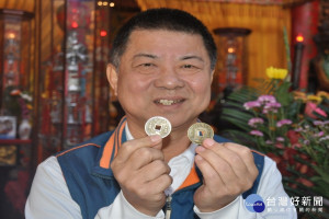 方一峰總幹事出示將發放的歲錢。