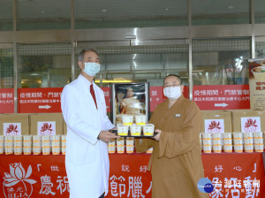 三重禪淨中心監寺如宗法師(右)贈臘八粥,由院長項正川受贈