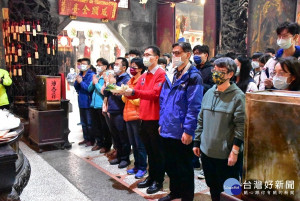 臺南市私立港明高中劉春福(右三)校長帶領高三師生前往慶安宮祈福。