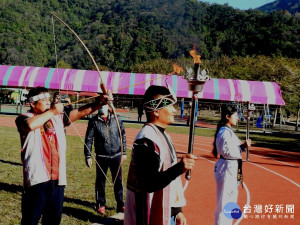 由鄉長全志堅射出「火箭」引燃聖火