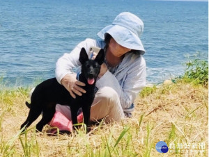 Sharrow設籍在淡水，行事低調從捲起衣袖動手幫流浪毛寶貝洗澡、吹風、梳毛那一股溫柔認真模樣，將牠們視為自己子女般呵護對待