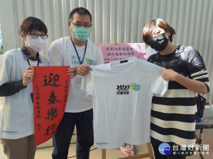 蘆洲監理站昨（20）日上午10時在A棟辦公廳前舉辦「牛年行車很安全，絹印春聯好過年」活動 