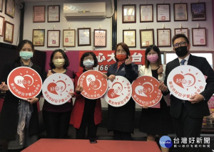 劉美芳議員、社會局副局長許秀能、洪瑄憶律師等出席捐贈板橋區弱勢民眾66套復興空廚食全十美年菜組合記者會（記者黃村杉攝）