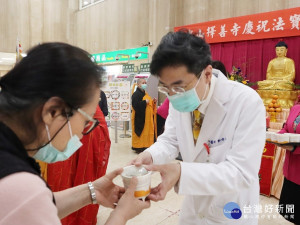 臺北醫院鄭舜平院長特別將獲得祝福加持的臘八粥，親自送至集中檢疫所慰問工作人員的辛勞