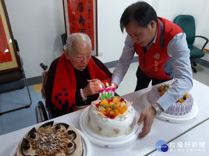 陳重榮組長 (右) 代表榮服處向劉爺爺祝賀生日快樂