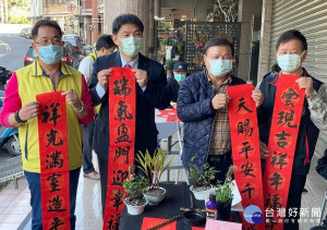 雲林地檢署結合榮譽觀護人協進會、更生保護會及西螺愛心慈善會等，走進社區揮毫迎春，分享祝福與關懷，打造祥和社會。