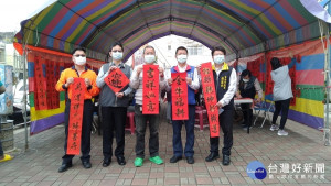 市議員方一峰(右二)、陳昆和(右一)也到場肯定七股公所的用心。