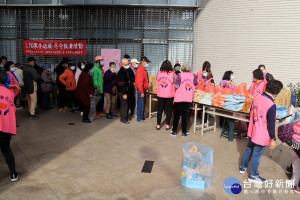 南投縣愛心會送出120戶民生用品與紅包予弱勢家庭。（記者扶小萍攝）