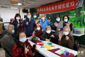 大湖社區每天都排有課程  長輩人手一杯手沖咖啡  左後為鶯歌區長施明慧  前排右3為社區理事長李素貞（頭戴花巾）-