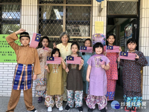 黃寶雲老師目前於新北市北新國小、永和國小、文聖國小等校教馬來語