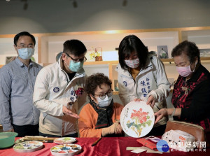  青少年圖書館「春鬧」年節閱讀特展於昨(23)日開幕，青少年圖書館連續四年與在地藝術家合作，邀請藝術家們進入圖書館展出
