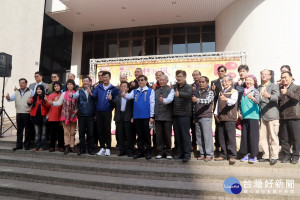 南投縣文化局邀集名家來揮毫贈春聯。（記者扶小萍攝）