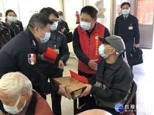  國防部副部長張哲平上將(左二)及新北榮服處游文勇副處長(右二)致贈春節訪慰品及紅包予退舍榮民長輩