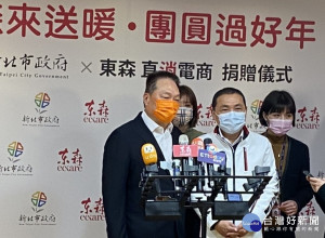 新北市長侯友宜25日出席《東森來送愛．團圓過好年》響應新北市好日子愛心大平台捐贈記者會 會後接受媒體聯訪 （記者黃村杉攝）