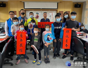 雲林縣警局少年隊攜手少年輔導委員會、學生校外生活輔導委員會等，舉辦揮毫反毒活動，強化學子反毒觀念與認知。