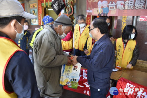 隨著農曆春節即將來臨，寒冬也跟著來報到，台電公司為關懷電廠周邊地區中低收入銀髮族，特辦理冬令送暖公益活動，一方面宣導公司「節能減碳並發放宣導品」，另一方面實現企業社會責任及提升企業形象，因台電明潭發電廠位居水里鄉，所以特別針對水里鄉各村的獨居銀髮族為關懷對象共有19村95人。

由於台電公司關懷的對象遍及各村，必須分二天才能實施完成，台電明潭發廠本次發放的物品有(沖泡式牛奶麥片、芝麻糊等、提貨券及麵線)，看到台電明潭發電廠志工來到偏遠地區關懷這銀髮族，讓與會各村村長及獨居銀髮族們感受台電明潭發電廠志工的熱忱與愛心。雖然每村只有5人，但都可看到寒風起、送溫情的溫馨感受，當下受惠銀髮族對台電的愛心關懷都有所感動，當台電志工們一行人要離開時，不禁滿意和感激的說--『有你(台電)真好』。

台電公司明潭發電廠志工們去關懷銀髮族的同時，本身也有記錄過社會上有很多默默耕耘的志工，他(她)們那種精神值得我學習，當看到台電明潭發電廠志工們那種服務人群的那種『快樂心、志工情』，都感受到能夠有心力服務需幫助的人，那種喜悅之心不可言語。

本次台電公司明潭發電廠關懷水里鄉銀髮族活動整體而言，算是非常圓滿成功，台電公司明潭發電廠在地推動熱心公益、社會關懷行動、關懷社區獨居銀髮族、重視環保、熱心公益、發展專長等理念，都有相當績效成果有目共睹。

