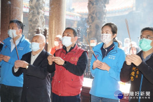 侯友宜訪視三峽清水祖師廟防疫作為，除參拜祈求疫情早日止息、信眾平安健康、市政順利。並肯定廟方各項防疫措施到位