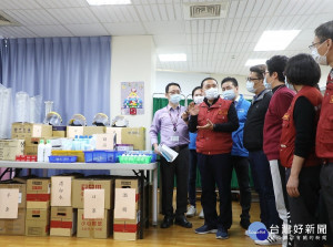 侯友宜特別到鄰近桃園市的三峽區關心龍埔國小寒假課後照顧、育樂營等活動，且視察學校防疫物資整備是否充足，並叮囑全市學校寒假期間的防疫工作如常務必做到位