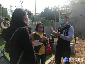 新北市議員葉元之26日邀家長與市府相關單位前往會勘，交通局承諾，將在2週內於石椅周邊裝設護墊，並評估遷移石椅的擺放位置，同時會做好遊戲區的使用告示 